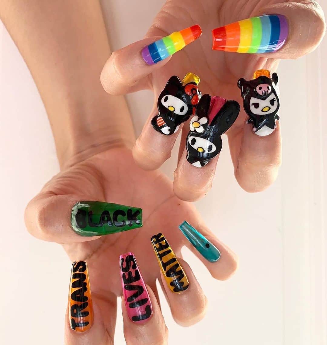 アレキサンダー・ワンのインスタグラム：「A mani with a message.⁣ -⁣ Pride in one post by @nailsbymei, nail artist.」