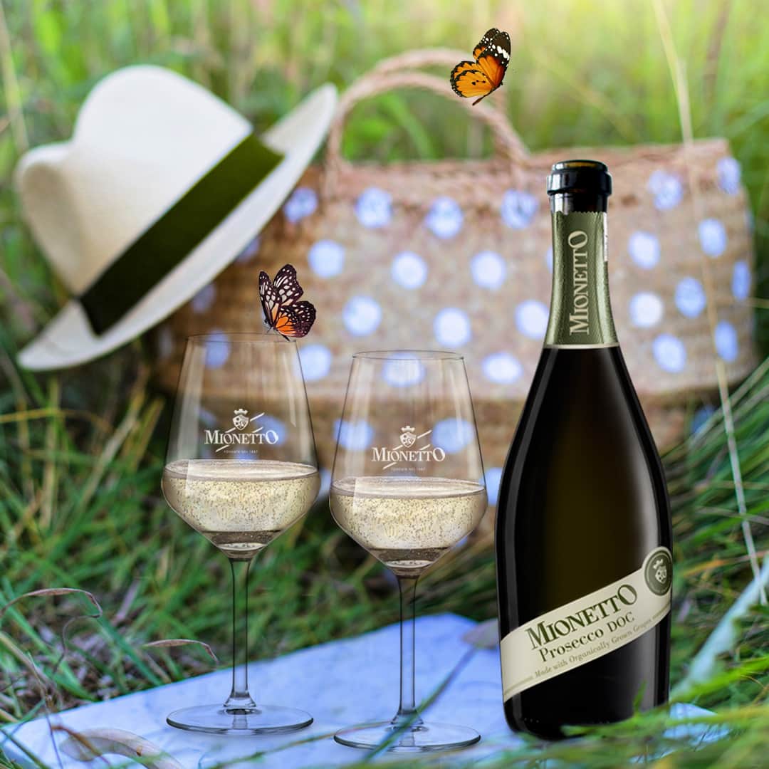 Mionetto Proseccoのインスタグラム：「Prosecco DOC BIO Extra Dry - Prestige Collection - è l’espressione del nostro amore per la Natura: ottenuto con il 100% di uve provenienti da coltivazione biologica e sottoposto a viniﬁcazione separata. Lo hai già provato?⁣ #mionettoprosecco #mionettoinsieme⁣ ⁣ ⁣ Bevi Mionetto responsabilmente」