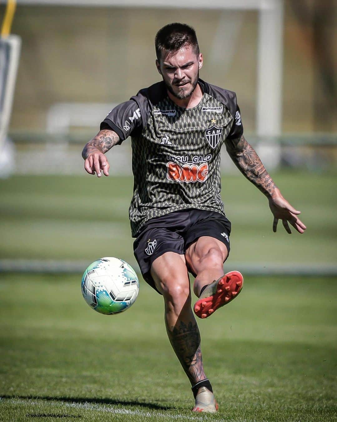 ナタンのインスタグラム：「🐔💪🏻💥 @pedrosouza09 📸」