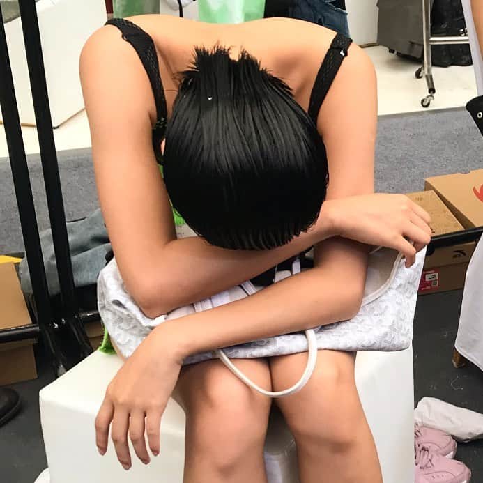 アンドレアクルーズのインスタグラム：「So hot 🔥🔥🔥 Backstage from our SS20 show in Beijing  #andreacrewsarchives #ss20 #fashionrevolution」