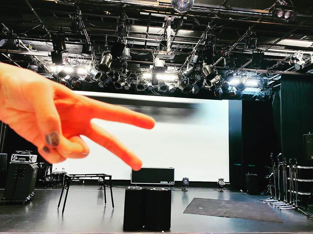 のインスタグラム：「🎙 オンラインライブ"SOY TOWN music box"ご視聴ありがとうございました。 、 4か月間のライヴ自粛の日々を開け、念願叶った今日のひと時はほんとに最高な時間でした。なにより歌を届けられることの幸せと、みんなとライブできることの有り難みを改めて感じたよ。 、 O-SITEのみなさん、スペシャル映像部隊のみなさん、SOY TOWN、綾香ちゃん、そしてライブをお家から楽しんで頂いたみなさんに感謝です🙏 、 しかし、世間ではコロナウイルスの感染が広まっているという現状、、 またしばらくは、おうち時間で存分に音楽をお届けできるよう精進精進です。 、 また皆さんにお会いできる日を心待ちにしてます🧚‍♀️ #live #osite #music #band #special #thanks #peace #love #sing #song #singersongwriter #soytown #mikerr  #ソーシャルディスタンス でメンバーとの写真がないので  #私のパタパタムービーをお楽しみください #リハからの変身 #終始パタパタ #余韻にひたひたしてたら1時 #ありがとうございました  #おやすみなさい」