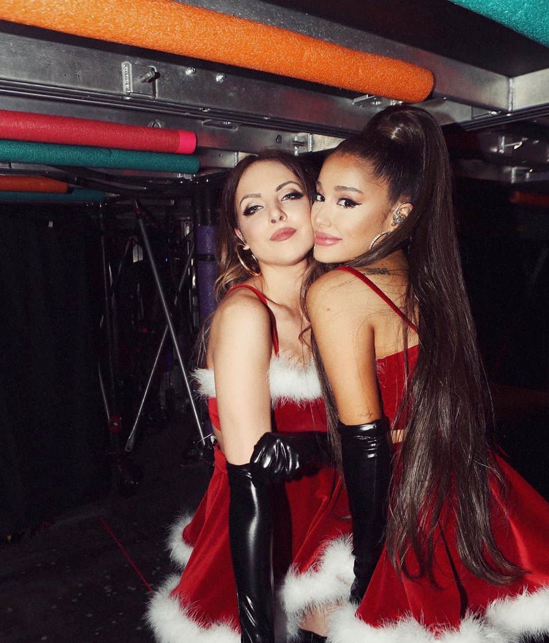 エリザベス・ギリースのインスタグラム：「Dingus! I can’t believe you’re 27! Seems like yesterday we were only 14 years old and sharing our tiny, little dressing room in NY. I’m so proud of you and I’m thankful that we’ve been able to share so many continued, wonderful memories together no matter how busy or far apart in the world we are. P.S. Thank you for letting me post this picture where I believe I was about to pass out after we sang Give it Up in November. You were hardly sweating. Of course. Happy Birthday, Ari! I love you! ❤️」