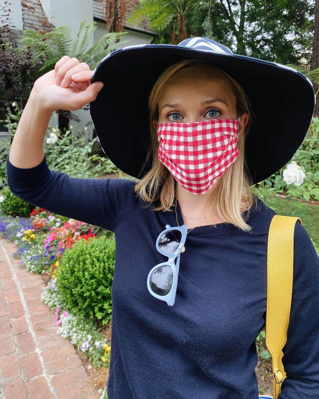 リース・ウィザースプーンさんのインスタグラム写真 - (リース・ウィザースプーンInstagram)「Hey Everybody! Wearing a mask is not a political statement. It means you care about other people’s health and safety. Be KIND, wear a mask! #wearadamnmask」6月27日 1時14分 - reesewitherspoon