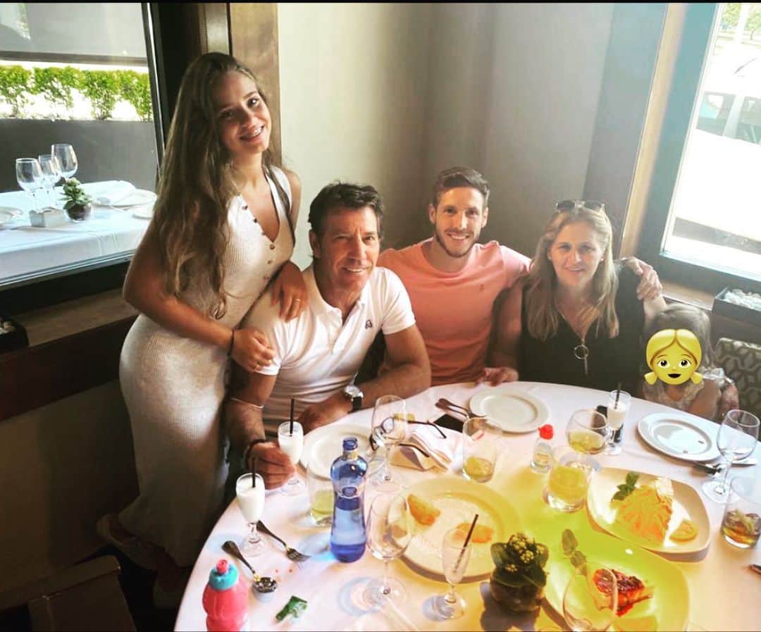 ルベン・ペレスのインスタグラム：「Os echaba mucho de menos . Os quiero ,familia . @paulaperezdm @consuelodmp . Faltas tú , @javierpdm .」