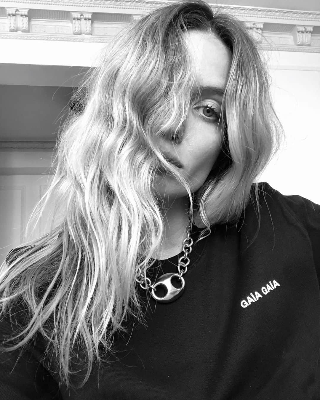 アナベル・ウォーリスのインスタグラム：「I love it and I love the new collection.  @gaiagaia_official congratulations on the new venture @zoekarssen 😎」