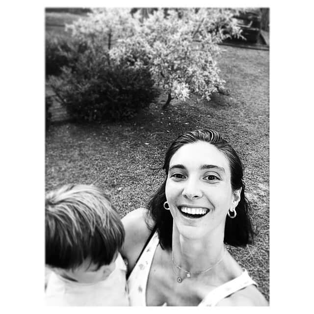 ナズ・アイデミルのインスタグラム：「Küçük koala ile sosyal mesafesiz aşk 🙈💙🧿🤷🏻‍♀️」