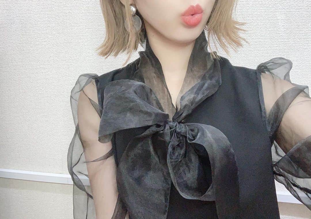 桑名利瑠のインスタグラム：「. . . 本日の私。♡ #zara のお気に入りワンピース👗 最近のリップは、コーラル系💄❤︎ . . . #followｍe #followforfollowback #fashion #l4l #code #makeup #make #instafashion #instalike #instagood #instapic #photo #outfit #outfitoftheday #photooftheday #happy #today #black #ショートボブ #ハイトーンカラー #패션 #모델 #아이돌 #도쿄 #아티스트 #コーラルピンク #opera #シースルー #style」