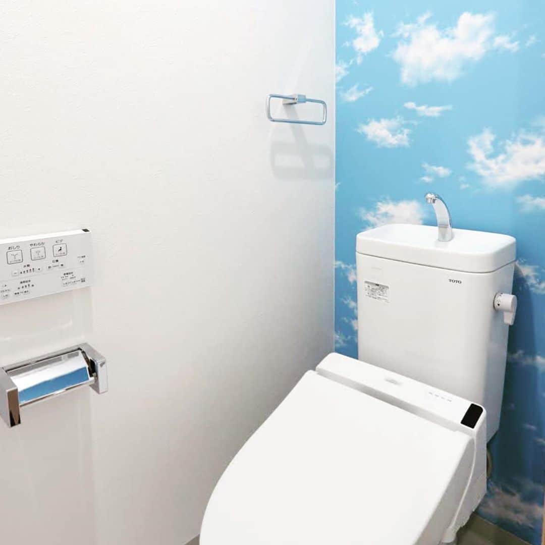 LABOdezaoさんのインスタグラム写真 - (LABOdezaoInstagram)「#オウチノコトカンガエル 【vol.7 アクセントクロスの楽しみ方〜トイレ編】 🔶トイレの壁のお手入れ方法 せっかくのおしゃれなトイレ、定期的なお掃除は不可欠です。トイレの壁の汚れとそのお掃除方法をご紹介しましょう。※予め水拭きできる壁紙かどうかは念のためチェックが必要。あまり目立たない場所で少量の水を手に取って壁につけ、水をはじけばOKです。 🔹壁の汚れの正体は？ 1️⃣壁の黒ずみ トイレの壁の黒ずみは、主に黒カビ。トイレは常に水たまりがあり湿度がこもりやすい場所。トイレの水を流す際に飛散した水しぶきをそのままにしてしまうと、ほこりや汚れなどを餌にカビが繁殖してしまい、黒ずみの原因となります。 2️⃣壁の黄ばみ トイレの壁の黄ばみは、主に飛び散った尿がそのまま放置されできたもの。この黄ばみが原因で臭いも発生する場合もあります。　 1️⃣2️⃣それぞれの汚れに応じたお掃除方法があるのです。 🔹事例写真1枚目　ストライプとダマスク柄のコンビはエレガントな印象です。大胆な柄も色のチョイスで上品に仕上げることのできる好例。 🔹事例写真2枚目　問答無用さわやかな青空をアクセントに他のパーツは真っ白に。意外に人気の組み合わせ、圧倒的な明るさと清潔感がポイントかも。  #トイレインテリア   #花柄クロス　#機能性壁紙 #おうち時間 #おうち時間を楽しもう  #アクセントクロス　#アクセントウォール  #トイレ #ライフスタイルリノベーション　 #マンションリノベーション #デザオ建設 #デザオ #DEZAO  #DsLABO # 戸建リノベーション #リノベーション #リフォーム  #注文住宅  #家 #住宅 #建築 #暮らし #マイホーム計画 #インテリア #デザイン #家づくり ＊デザオ建設のリフォーム、詳しい情報はこちらからどうぞ → @dezaorefor」6月27日 1時46分 - dezaoreform