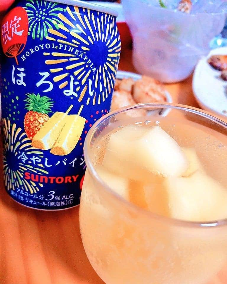 足立玲菜さんのインスタグラム写真 - (足立玲菜Instagram)「めったに飲まないんだけどパイン凍らせたのでやってみたくて飲んでしまった🍍美味しかったよ(..◜ᴗ◝..) 今日もお疲れ様でした♡おやすみなさい🌃✨ #冷凍パイン #冷凍パインサワー #パイナップル #ほろよい #ほろよいアレンジ #美味しい #japanesealcohol #alcohol」6月27日 1時44分 - reina_adachi