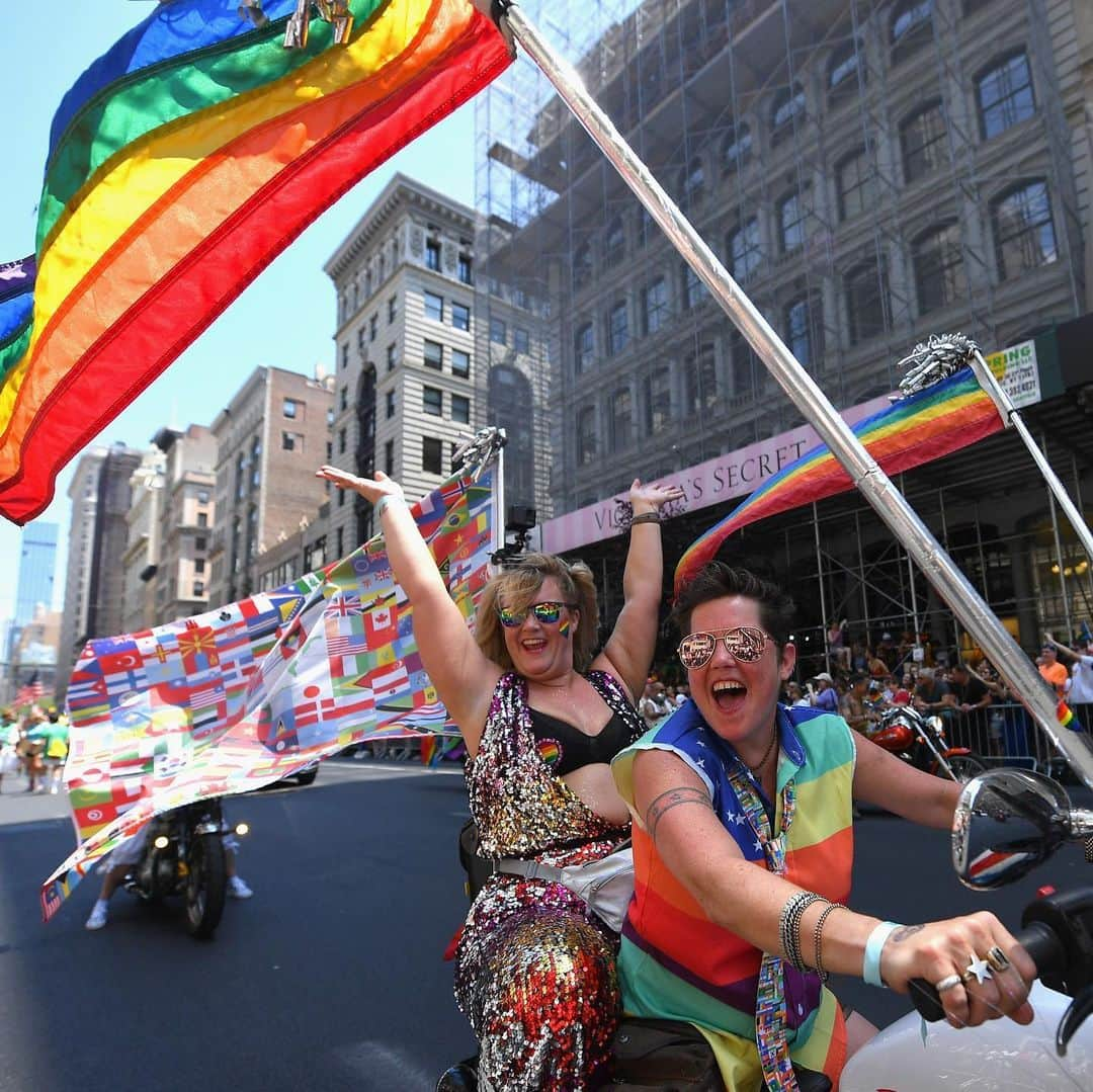 ELLE Magazineさんのインスタグラム写真 - (ELLE MagazineInstagram)「Happy #PRIDE! 🏳️‍🌈 Five years ago today, the Supreme Court ruled LOVE is LOVE and legalized same-sex marriage in all 50 states. Though we can’t honor Pride in person this weekend, virtual celebrations are taking place across the country to uplift the LGBTQ+ community. Link in bio for all the details.」6月27日 1時49分 - elleusa