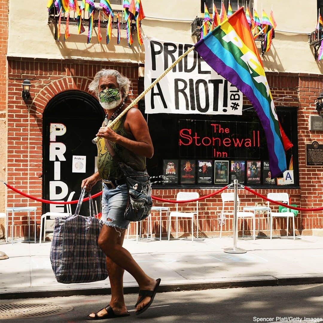 ABC Newsさんのインスタグラム写真 - (ABC NewsInstagram)「Historic New York gay bar Stonewall Inn has asked for help from community amid difficulties due to coronavirus. A GoFundMe page to raise money "to keep the lights on," operating owner Stacy Lentz said, had surpassed its initial goal of $100,000 by more than $27,000 and climbing as of Thursday. #stonewall #stonewallriots #lgbtq #pride #history #newyork #nyc」6月27日 1時50分 - abcnews
