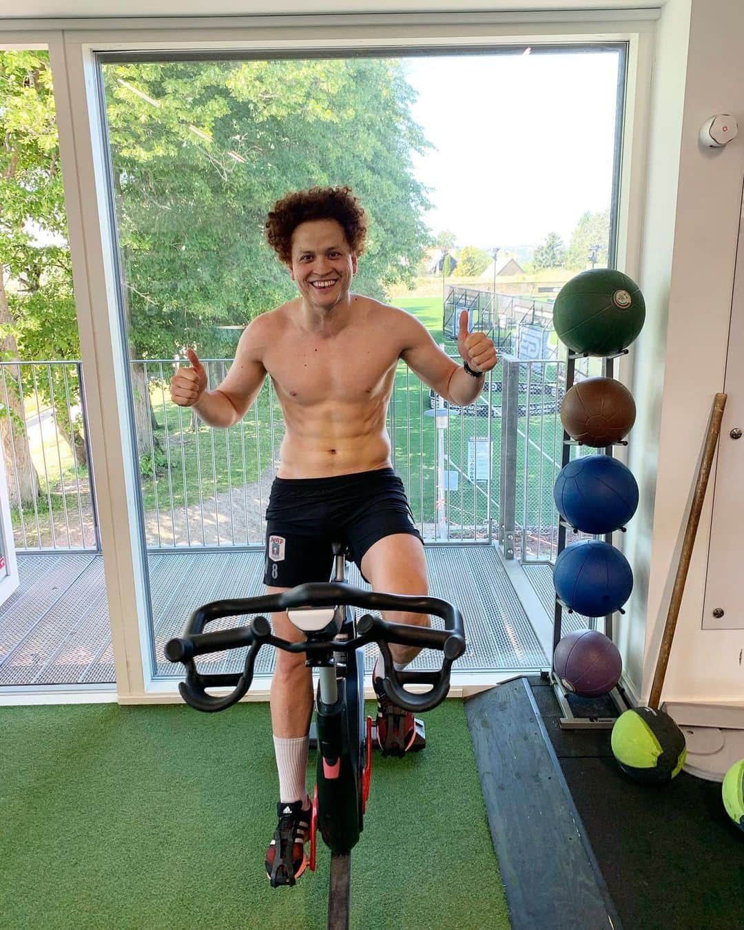 ムスタファ・アミニのインスタグラム：「Gym and Bike complete... Now time to head to the stadium to watch the boys play. LETS GO @agffodbold ⚽️🏟😊👍 #superliga #ksdh #training #football」