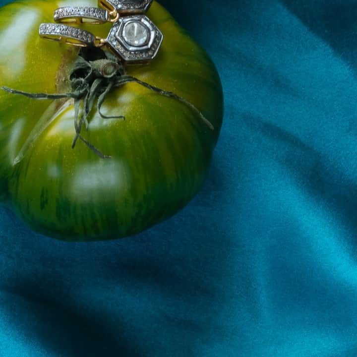 のインスタグラム：「1 of 6 | New polki diamond pieces in stock from our artisan makers in Jaipur India.⠀⠀⠀⠀⠀⠀⠀⠀⠀ For enquires please e-mail the team at sales@jadejagger.com #tomatosalad #diamonds #jadejaggerjewellery」