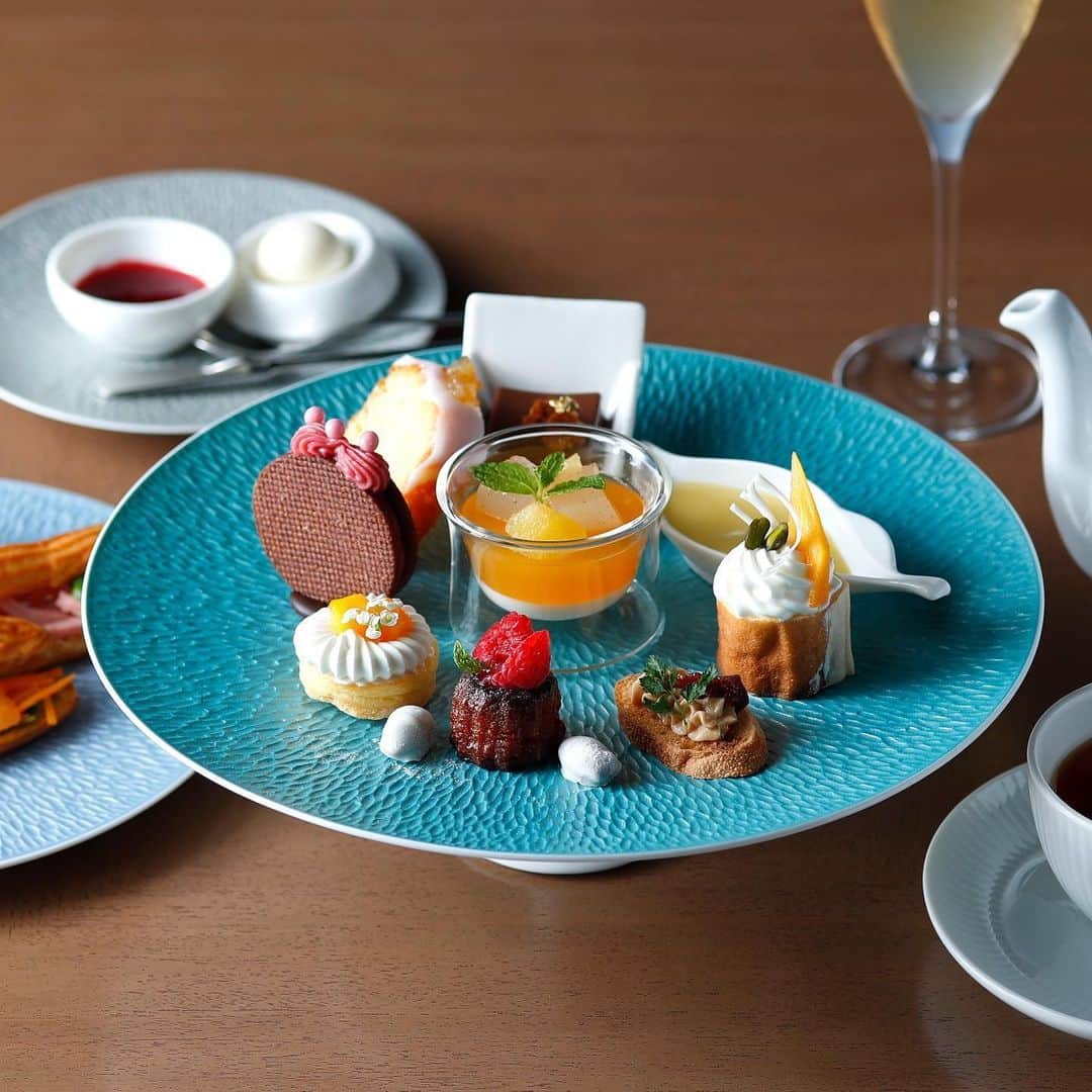 のインスタグラム：「【本舘製菓  湯田英明から夏メニューのご紹介】﻿ ﻿ ロッシニテラスで提供しているアフタヌーンティーセットは、既製品は使わず全て手作りで、本物の味を知り尽くした方にもご満足いただける夏らしさのあるセットに仕上げました。﻿ 夏のトロピカルなイメージのあるマンゴー、メロン、レモン、パッションフルーツといった食材を活かしたメニューや、普段ご好評いただいているアールグレイショコラのケーキから派生させ、夏らしく軽い口当たりに仕上げた「アールグレイショコラカンテン」なども新たに仕立てました。﻿ ﻿ ■東京會舘 本舘製菓 副製菓長 湯田英明から皆様へのコメント﻿ 「味には自信をもって間違いなく美味しいものを！と熱意を込めて日々作り続けているので、この夏の自信作をぜひ楽しみにお越しいただければと思っています。」﻿ https://www.kaikan.co.jp/restaurant/rossini-terrace/index.html﻿ ﻿ 東京會舘は、感染拡大防止に関する対策を徹底したうえで、6月1日(月)より営業を再開いたしました。﻿ ﻿ #東京會舘 #tokyokaikan #ROSSINI #terrase #ロッシニテラス #sweets #teatime #アフタヌーンティーセット #afternoontea  #湯田英明 #Yuda #Hideaki #Pastrychef #パティシエ #夏メニュー #foodie #tokyo #instafood #tokyofood #Marunouchi #japanese #japanesefood﻿」