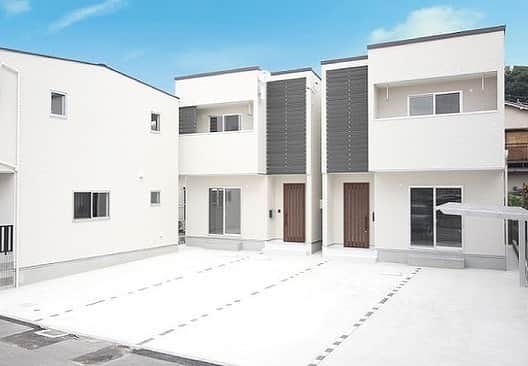 ALLHOUSE R×Lのインスタグラム：「. オールハウスの戸建賃貸のA`REGALO (#エーレガロ)は、“オールハウスからの贈り物”というメッセージが込められています。 .⁠ 入居される方の人数や生活環境に応じて、2階のフロアは間仕切りで間取りを変更することも可能です🙆‍♀️⁠ .⁠ 気になる間取りは左へスワイプ☜⁠ .⁠ .⁠ .⁠ .⁠ .⁠ .⁠ #エーレガロ #リビング #キッチン #間取り#オールハウス #オールハウスPM #賃貸 #広島賃貸 #賃貸住宅 #賃貸物件 #木造住宅 #プロパティマネジメント #デザイナーズ賃貸 #賃貸リノベーション #リノベーション #renovation #リノベ #リフォーム #無垢フローリング #DIY #アクセントクロス #建築 #工務店 #賃貸インテリア #賃貸暮らし #家主 #部屋 #賃貸経営 #おうち時間」