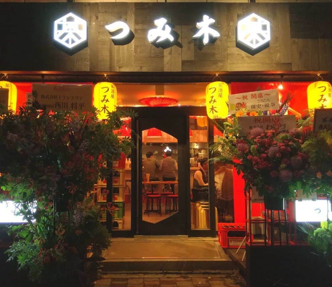 poroco（ポロコ）さんのインスタグラム写真 - (poroco（ポロコ）Instagram)「【6/25ニューオープン】  人気店「Nendo」の2号店として「抹茶×日本酒 茶酒屋　つみ木」 が6/25にグランドオープン。 和傘が特徴的な和テイストの店内では、 抹茶ビールやお茶と日本酒を混ぜた茶酒などのオリジナルドリンクや、 おでんや茶葉を使用したつまみを取り揃え。 テラス席もあるので、夏の外飲みにもオススメです。  抹茶×日本酒 茶酒屋　つみ木 札幌市中央区南4条西6丁目　晴ればれビル1F 16:00～翌3:00 011-205-4002  #つみ木 #茶酒屋 #すすきの #札幌グルメ #新店 #抹茶 #抹茶ビール #カップ酒 #おでん #ザンギ #グルメ好きと繋がりたい #札幌居酒屋 #poroco」6月26日 16時57分 - poroco_magazine