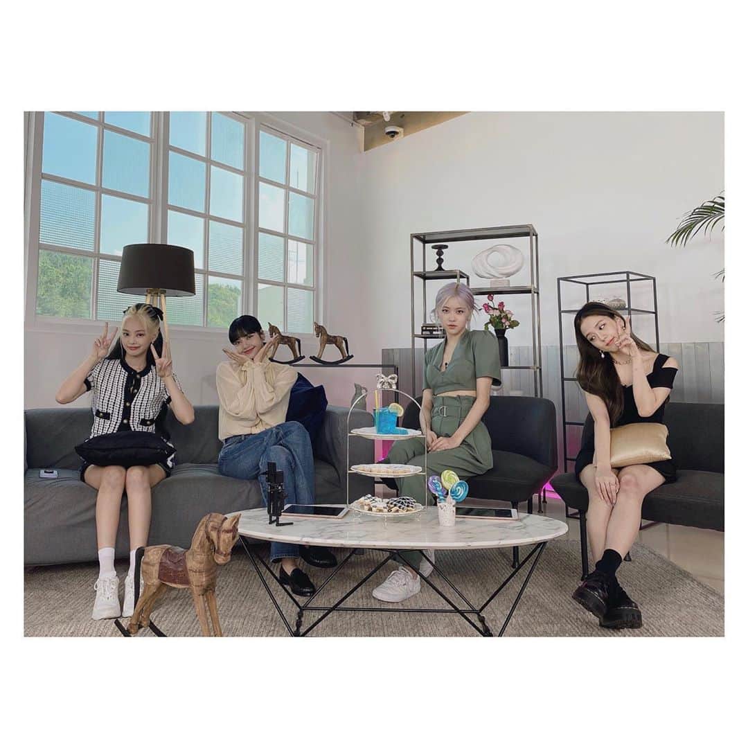 BLACKPINKさんのインスタグラム写真 - (BLACKPINKInstagram)「Live on YouTube and Vlive in a minute!! See you guys🤍」6月26日 16時59分 - blackpinkofficial