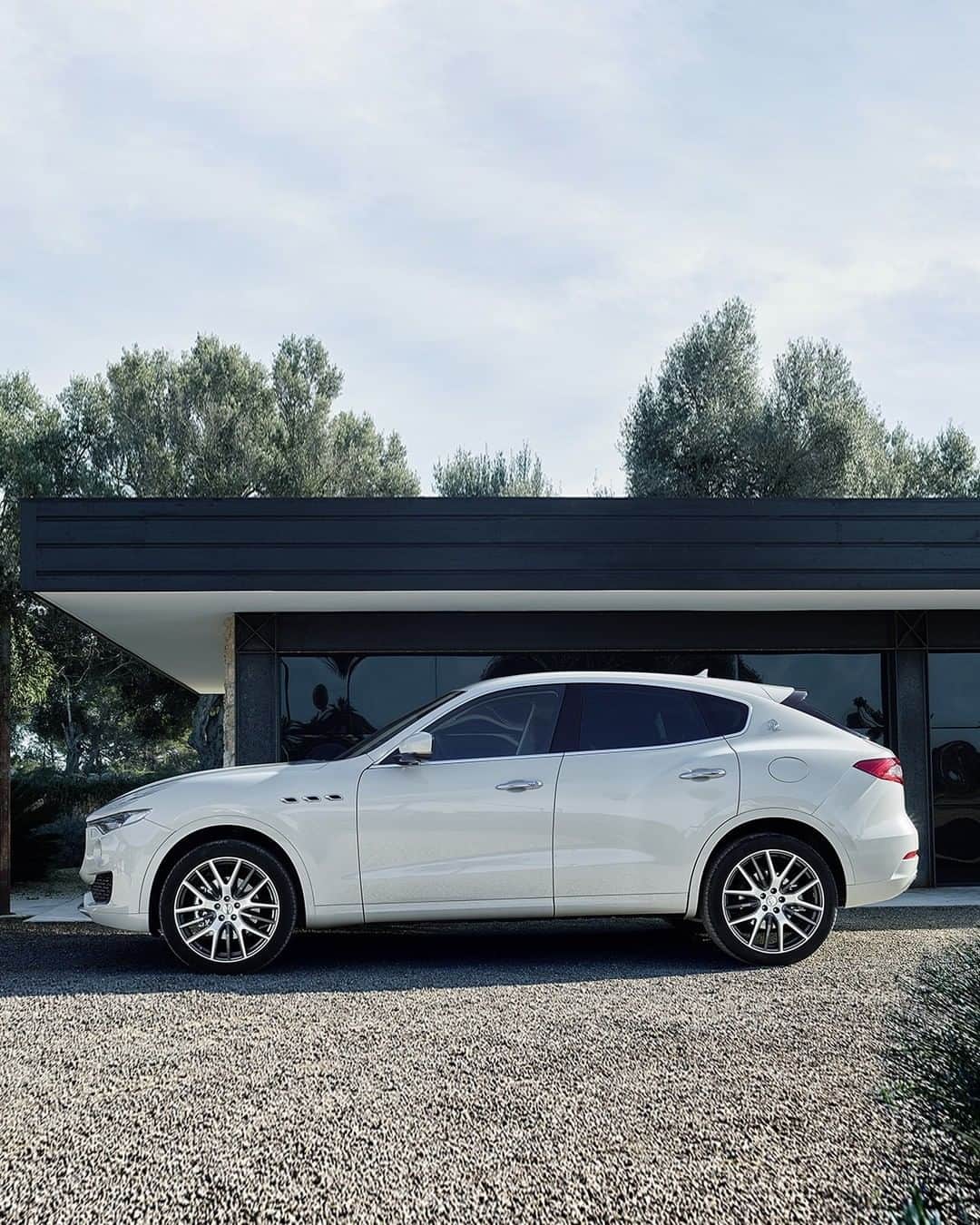 Maserati Japan | マセラティ ジャパンのインスタグラム：「荒々しい獰猛なパワーが裏付ける、卓越した走行性能。 そして、ラグジュアリーの果てなき追求。 レヴァンテはそのすべてで、見紛うことなきマセラティの血統を証明します。  #Maserati #マセラティ #MaseratiJapan #マセラティジャパン #Levantetrofeo #レヴァンテトロフェオ」