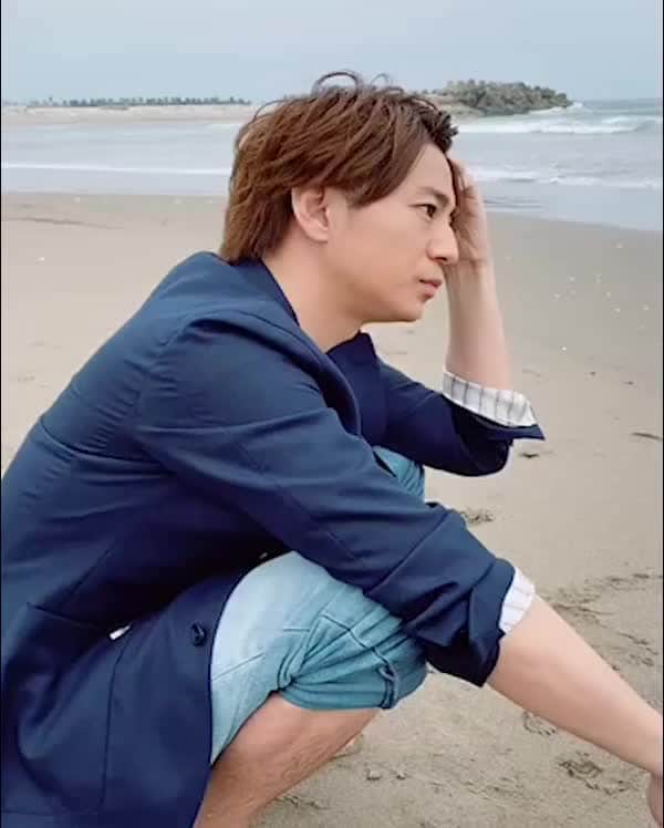 アユの秘密日記のインスタグラム：「今日は仕事を忘れてマサと海に来た。⁣ マサの横顔、綺麗だった。」