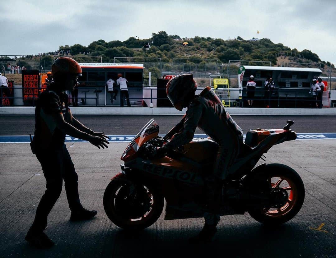 レプソル・ホンダのインスタグラム：「Three weeks.」