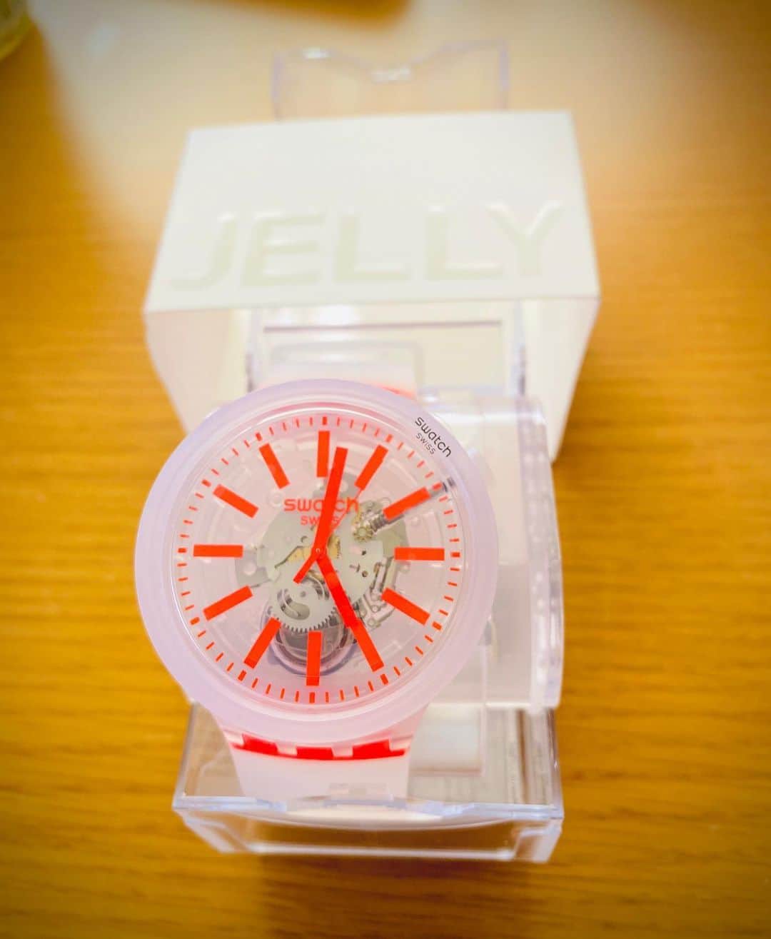 葉月かなえのインスタグラム：「swatchのネオンカラー×クリアラバーの時計買ってしまったわ〜！赤に見えるけどこれ蛍光オレンジなんだよね。。赤だと思ったらオレンジだったの。でも夏っぽくて気に入った！ 欲を言えば海でもつけられるような防水の時計出してほしい…可愛いから… #swatch #bigboldjelly」