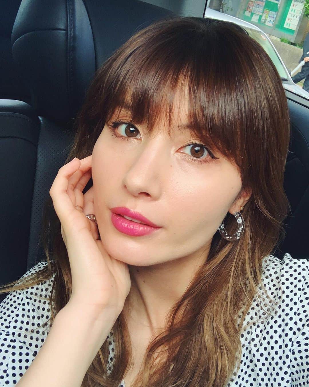 高松チェルシーリナのインスタグラム：「. 横浜に向かっている🚗😌 久々にピンクリップを塗りました🥰💄 . #makeup#pinklips#cosmetics」