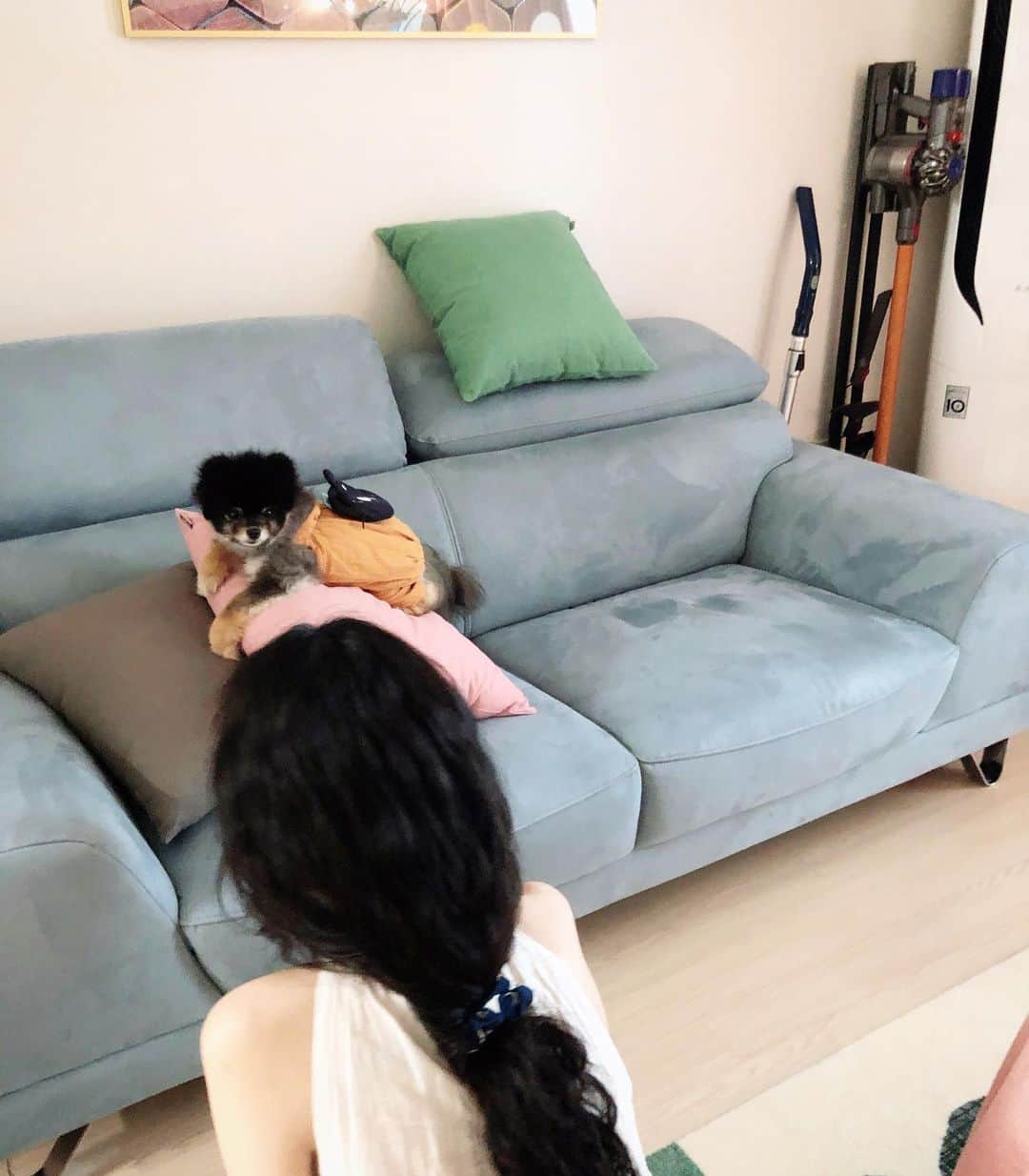 リジ のインスタグラム：「야 짜장아 나랑도 놀자 지니언니랑만 놀지말고...😩」