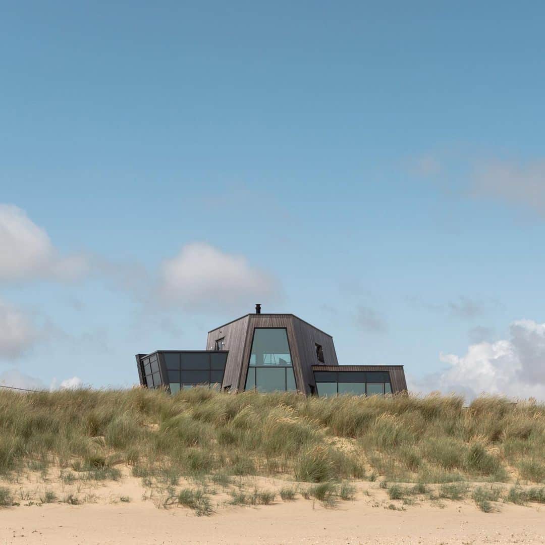 The Modern Houseさんのインスタグラム写真 - (The Modern HouseInstagram)「#forsale Sea View: a striking sculptural structure on the Kent coastline, with a private pathway, through grassy dunes, onto two miles of sandy beachfront. Head to the link in our bio for the sales particulars.」6月26日 17時15分 - themodernhouse