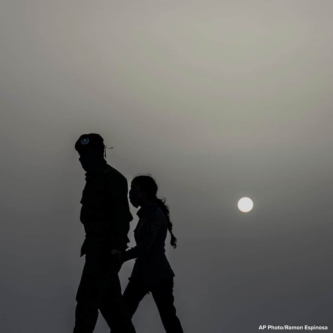 ABC Newsさんのインスタグラム写真 - (ABC NewsInstagram)「Police officers wearing masks walk at dusk under a cloud of Sahara dust hanging in the air in Havana, Cuba. #havana #cuba」6月26日 17時15分 - abcnews