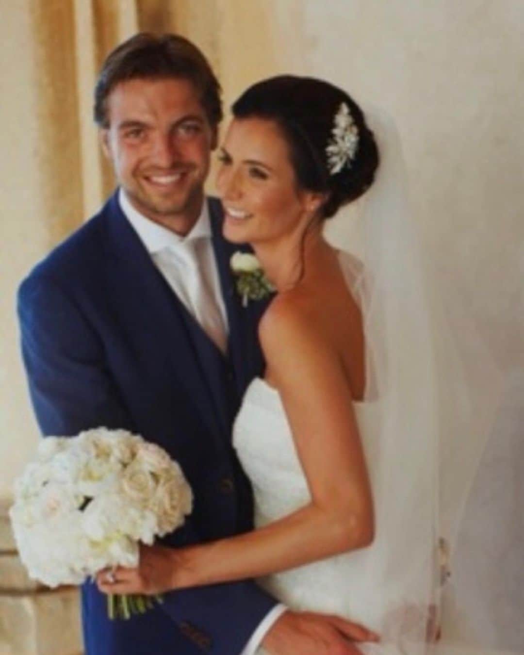 ティム・クルルのインスタグラム：「5 years ago today I married this worldie.. Not only the best mother and wife I could wish for but also my best friend.. Love you hunny 😘👰🏻#punching #browniepoints」