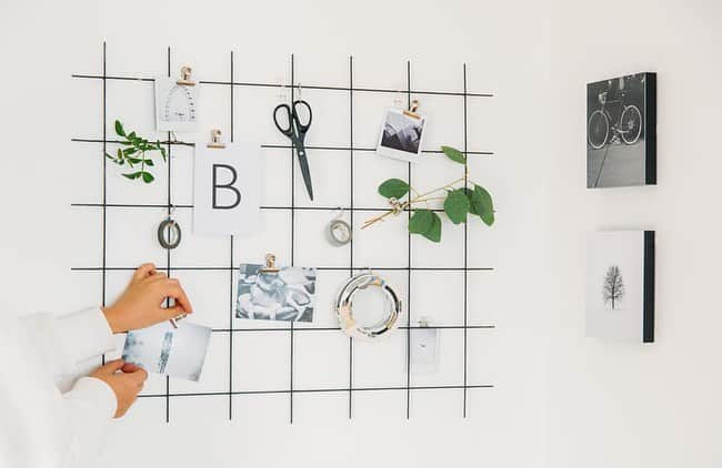 WALL DECOR (ウォールデコ）さんのインスタグラム写真 - (WALL DECOR (ウォールデコ）Instagram)「お部屋のインテリアを夏らしく、そして快適に模様替え！ペグボードやワイヤーネットでディスプレイスペースを作ったり、夏らしいファブリックを取り入れたり･･･簡単に、だけどおしゃれに！お部屋をアップグレードしませんか？﻿ ﻿ 記事はプロフィールURLからどうぞ﻿ ▶︎ @fujifilmjp_walldecor ﻿ ﻿ #写真とちょっといい暮らし #fujifuilm #富士フイルム #walldecor #シャコラ #チェキ #写ルンです #インテリア #photography #art #decor #interior #interiorstyling #homestyling #インテリア雑貨 #おうち時間 #写真 #写真を飾る #写真好きな人と繋がりたい﻿ #おこもり時間 #家で過ごそう #stayathome #家時間＃おうち時間 #模様替え #DIY #ワイヤーネット #有孔ボード #ペグボード #見せる収納」6月26日 17時21分 - fujifilmjp_walldecor