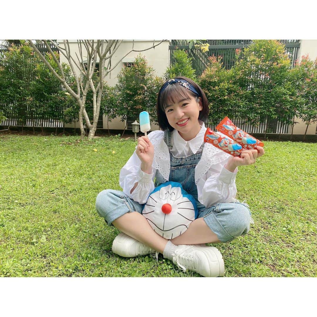 仲川遥香さんのインスタグラム写真 - (仲川遥香Instagram)「Aku seneng banget pas tau Paddle Pop mengeluarkan varian ice cream Doraemon💕 kartun favorit aku sejak kecil! Dengan rasa buah apel dan raspberrynya, bisa bikin aku seger setiap hari sambil bernostalgia dengan si Doraemon kesukaan aku😝👍🏻 Dan walaupun lagi #DiRumahAja aku ga akan bosen, karena filter yang lucu-lucu banget bertema alat-alat Doraemon yang bisa aku mainkan cukup dengan scan QR Code yang ada dibungkusnya. Scan bungkusnya, mainin keajaibannya Thank you @paddlepop.idn yang sudah membuat ice cream edisi Doraemon!! #PaddlePop #PaddlePopMainYuk #PaddlePopDoraemon #SuperDuperYummy" #harukanakagawa #仲川遥香 #ジャカルタ生活 #インドネシアタレント」6月26日 17時23分 - haruuuu_chan