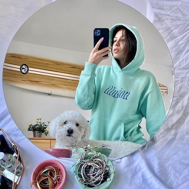LOCAL HEROESさんのインスタグラム写真 - (LOCAL HEROESInstagram)「At least I have u 🤍 partners in crime / @globavi in our illusion neomint hoodie 🧼」6月26日 17時23分 - localheroes