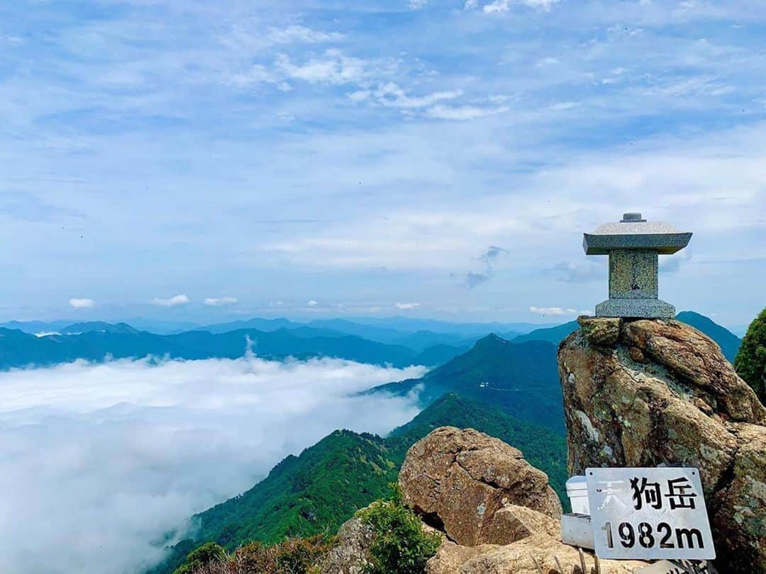 西条市さんのインスタグラム写真 - (西条市Instagram)「【LOVESAIJOじかん】﻿ ﻿ 親子登山！﻿ 登頂おめでとうございます！﻿ ﻿ うれしいねえ＾＾﻿ ﻿ #いよ西条 #伊予西条 #愛媛 #四国 #瀬戸内 #Ehime #Shikoku﻿ ﻿ ﻿ Repost @zennihon_boss﻿ ・・・﻿ Fam﻿ 西日本のてっぺん、とったどー！﻿ with 長男&三男。至福のひととき。﻿ 今日という佳き日に感謝。﻿ ﻿ #一粒万倍日 #天赦日 #石鎚山頂上社 ﻿ #愛媛県 #西条市 #lovesaijo #石鎚山 ﻿ #saijo #lovesaijoじかん #新居浜市 ﻿ #niihama #hellonew_niihama #1982m ﻿ #霊峰 #石鎚山天狗岳 #子煩悩 #愛妻家 ﻿ #家族好きな人と繋がりたい #石鎚神社 ﻿ #神社好きな人と繋がりたい #頂上社 ﻿ #登山好きな人と繋がりたい #天狗岳﻿」6月26日 17時36分 - lovesaijo