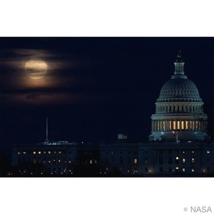 アメリカ大使館さんのインスタグラム写真 - (アメリカ大使館Instagram)「スーパームーン🌝 月🌕の軌道が地球🌏に最も近い時に発生するスーパームーン(super moon) 絵本の世界に入ったみたい📚 . #usa #america #studyabroad #livinginamerica #washingtondc #uscapitol #supermoon #nightsky #storybook #photooftheday #orbit #aerospace #nasa #アメリカ #アメリカ生活 #留学 #夜空 #スーパームーン #絵本のような景色 #議会議事堂 #ワシントンdc #宇宙工学 #東海岸 #絵になる景色 #雲 #軌道 #濃紺 #夜 #月明かり」6月26日 17時28分 - usembassytokyo