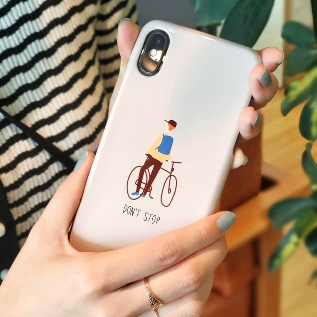 phocaseのインスタグラム：「【Dont stop】﻿ ﻿ 人気者のご紹介😇﻿ ランキング上位のおしゃれなデザイン🚲﻿ ﻿ シンプルなデザインだから年齢・性別関係なく使えます🪐﻿ ﻿ ベージュ・カーキ・ホワイトの3色展開💙﻿ ﻿ ﻿ 取り扱っているスマホケースはiPhone、Androidたくさんの機種に対応しています🍦﻿ ﻿ ﻿ LINE@のお友達になってくれた﻿ 方にはクーポンをプレゼントしています🎁﻿ @をつけてcaseplay_jamで検索してね🌷﻿ ﻿ ﻿ ﻿ #シンプル #人気 #ベージュ #カーキ #ホワイト #くすみカラー #お洒落さんと繋がりたい #カジュアル #私のお気に入り #今日のコーデ  #おすすめ #caseplay_jam  #スマホケース #iPhone #Android #ファッション  #caseplayjam #iPhoneケース #アイフォンケース #手帳型ケース #androidケース #携帯ケース #スマホケース専門店 #おしゃれ雑貨 #友達募集」