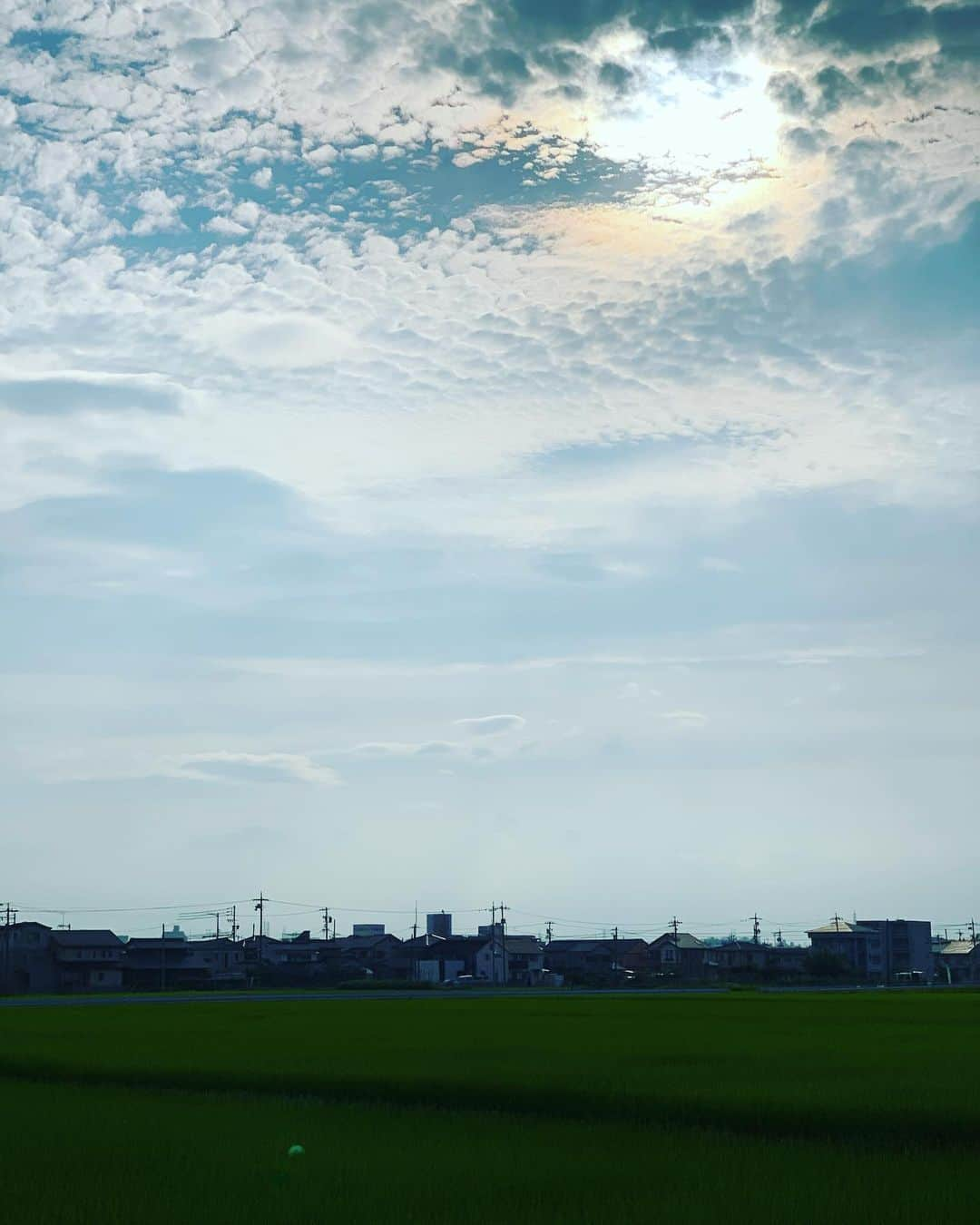 伊藤孝恵さんのインスタグラム写真 - (伊藤孝恵Instagram)「我が秘書が 空の写真を 撮れという（５.７.５）  #川柳 #５７５ #田園風景 #参議院議員 #国民民主党 #2児の母 #育児中 #女の子ママ #伊藤孝恵」6月26日 17時31分 - itotakae