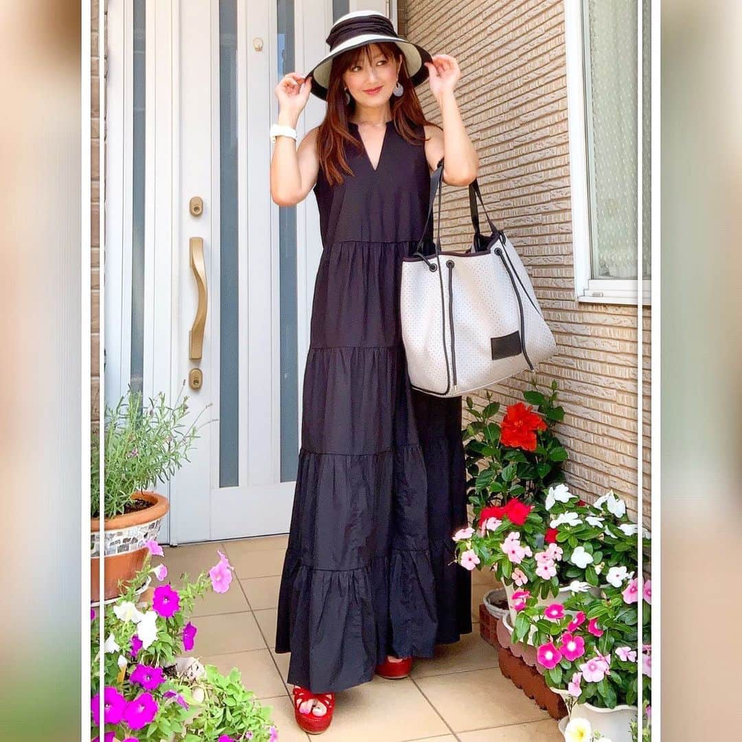 のインスタグラム：「🍀🍀🍀 . もう金曜日だなんて早いなぁ〜🎶🎶 . 妄想♡大人のブラック リゾートコーデ🌞🌴🌺✨ ꫛꫀꪝ👜 荷物持ちには嬉しい @and_marks ＆MARCSのビッグトートバッグ 普段使いから小旅行 軽いのでママバッグとしても重宝します♡ 汚れても洗濯出来るのが嬉しいなぁ✨✨ . . . 👗 @gap_jp . 👡 @esperanza_official . 👒 selectshop . . . . #andmarks #アンドマークス  #トートバッグ #バッグ #トラベルバッグ #マザーズバッグ #ママバッグ #バッグの中身 #ママコーデ#ブラックコーデ #ワンピース#ワンピースコーデ #シンプルコーデ#シンプルファッション#きれいめコーデ#きれいめファッション#きれいめカジュアル#大人カジュアル#大人可愛い#セレクトショップ#韓国ファッション#海外ファッション#おしゃれさんと繋がりたい ✩ ⋆ ✩ ⋆ ✩ ⋆ ✩ ⋆ ✩﻿ ⋆ ✩ ⋆ ✩﻿ 見て下さった方(*´︶`*)♡Thanks!🍀*゜」