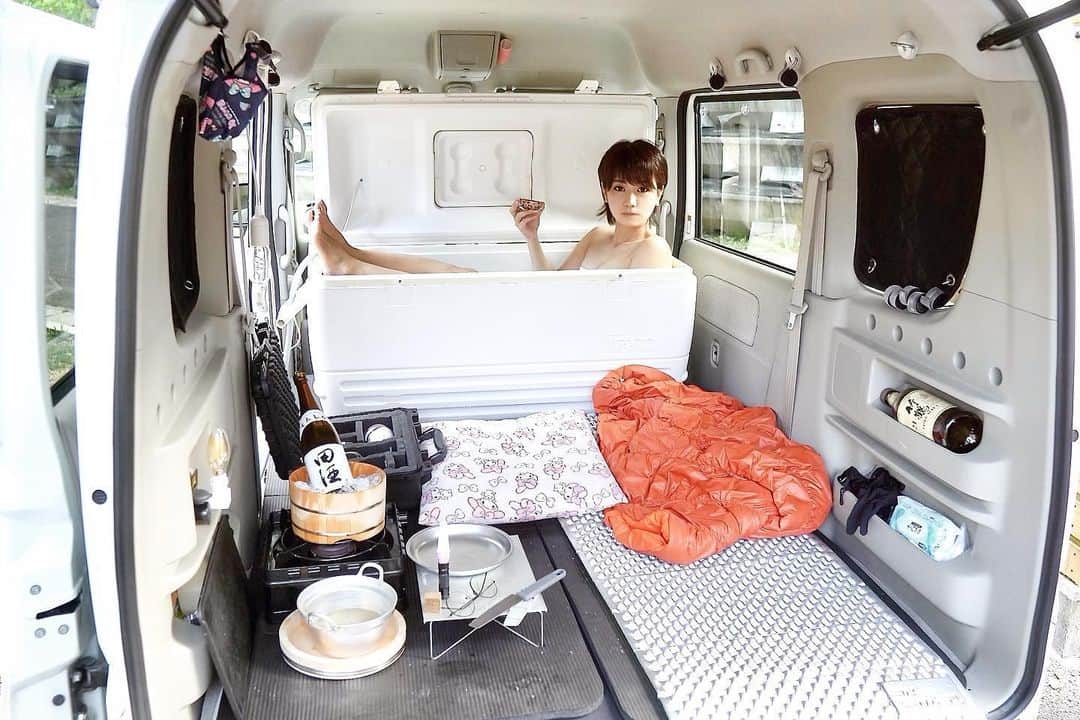 スーパーナブラのインスタグラム：「． ． あの温泉付き車中泊のときのお話しを 動画にしました✨ ． ちなみにマグロ用クーラーも どんどん新しいモデルが登場しているので この時代のクーラー持ってる マグロハンターも少なくなってきました😳 ． 歳月が流れるのはほんと早いです😭 ． ． 📹おしらせ📹 車中泊動画をYouTubeで公開中です！ Instagramの自己紹介欄中のURLか YouTubeでスーパーナブラと検索して ぜひみてくださいね💕 ． #N-VAN#キャンプ#ステーキ#焚き火#肉 #東北#風景#海#温泉#旅館#ホテル#和食 #グルメ#露天風呂#足湯#GW#車中泊 #景色#釣り#ブラックバス#バス釣り #発見#おでかけ#女子旅#ツーリング #自然#釣り#釣りガール#YouTube#旅」