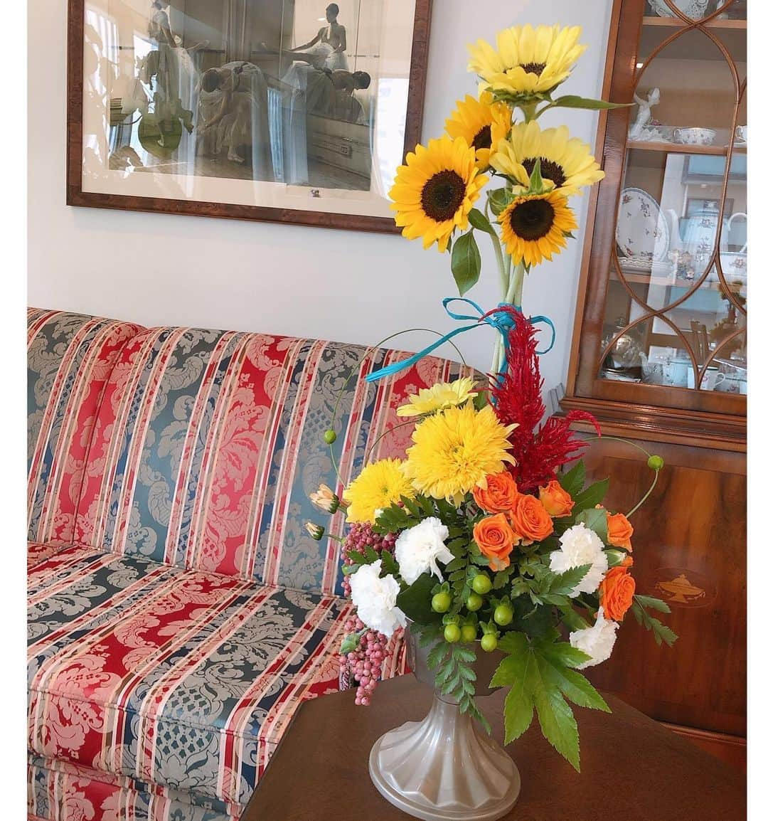 太田唯さんのインスタグラム写真 - (太田唯Instagram)「🌻🌻🌻💗﻿ わたしが大好きなお花！ きのう先生に教えて頂いて生けました☺️﻿ ﻿ ﻿ _____﻿ あしたは20:00〜﻿ 映画のオンライントークショーがあります！﻿ 特設YouTubeサイトで配信するので﻿ プロフィールページにリンク貼っておきますね🐒🎀﻿ ﻿ ご予定あけておいて頂けると嬉しいです🦄💫﻿ ﻿ よろしくお願いします🙇‍♂️ ﻿ ﻿ ﻿ #flowerarrangement ﻿ #flowers﻿ #ひまわり ﻿ #フラワーアレンジメント ﻿ #映画 #トークショー ﻿ Thanks @mina_mina_miiina」6月26日 17時45分 - yuiohta.official