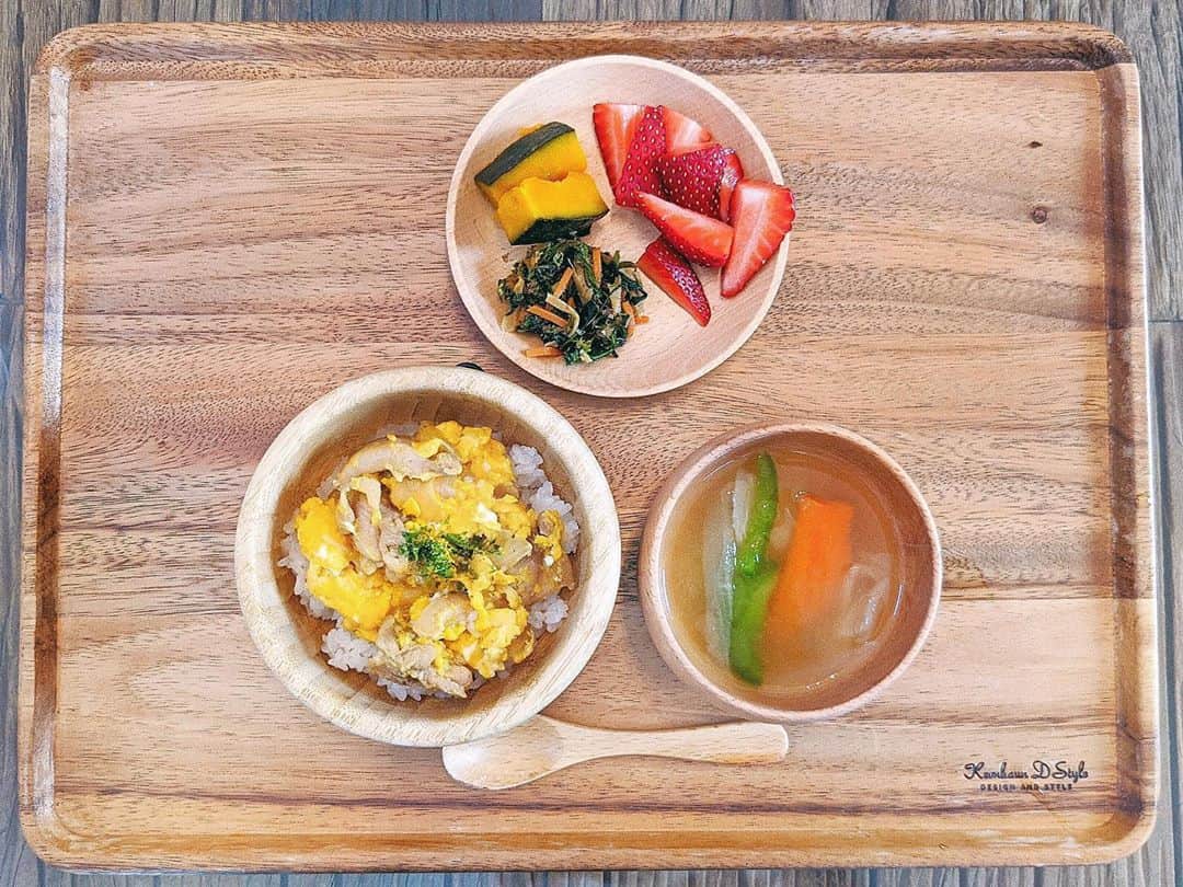 ソンイのインスタグラム：「息子のご飯まとめ👦🏻🥣﻿ 味付けは大人ご飯取り分けに向けてしっかりさせ始めてます👩🏻‍🍳﻿ 一時保育の給食では唐揚げとか揚げ物も出てるからお家でも解禁しようかな✊🏻﻿ まだ割と食材を細かくしてるんだけどこれは離乳食のカテゴリなのか幼児食のカテゴリなのか？🤔﻿ ﻿ ①﻿ 🍚親子丼﻿ 🍠かぼちゃ煮﻿ 🥬ほうれん草のおかか和え﻿ 🍲お味噌汁﻿ 🍓いちご﻿ ﻿ ②﻿ 🧅ピーマン玉ねぎ豚肉の味噌炒め﻿ 🌽とうもろこし炒め﻿ 🌯ひじきと豆腐のサラダ﻿ 🍚白米﻿ 🍲お味噌汁﻿ ﻿ ③﻿ 🍚とうもろこしと昆布の混ぜご飯﻿ 🐟ブリの照り焼き﻿ 🥬ほうれん草胡麻和え﻿ 🍠さつまいも煮﻿ 🥝キウイ﻿ ﻿ ④﻿ 🍆麻婆茄子丼﻿ 🥬ほうれん草のおひたし﻿ 🐟タラと豆腐のハンバーグ﻿ 🍲お味噌汁﻿ ﻿ ⑤﻿ 🥘豚肉と野菜のうま煮﻿ 🍚白米﻿ 🐟タラと豆腐のハンバーグ﻿ 🍠かぼちゃ煮﻿ 🥜大豆煮﻿ 🍲お味噌汁﻿ ﻿ ⑥﻿ 🍲ツナと白菜とうま煮うどん﻿ 🥩ピーマン肉詰め﻿ 🥬ほうれん草のバター炒め﻿ 🥕きんぴらごぼう﻿ 🍌バナナヨーグルト﻿ ﻿ #ソンイ離乳食 #ソンイ飯 #離乳食記録﻿ #幼児食記録 #離乳食完了期 #離乳食メニュー﻿ #幼児食 #かみかみ期 #幼児食メニュー #生後15ヶ月  #1歳3ヶ月 #ソンイ子供ご飯」