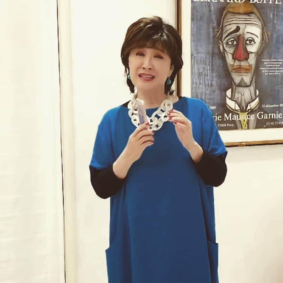 小林幸子さんのインスタグラム写真 - (小林幸子Instagram)「おうちで「糸」歌いました！  リクエスト歌唱　第6弾！！ 今回は、中島みゆきさんの「糸」  幅広い世代に愛されている「糸」 実は初めて歌わせていただきました。 「幸せ」を「仕合わせ」と表現するところ。  さすが、中島みゆきの世界。  凄いなぁ。 そしてやっぱり大好きです。  公式Youtube【小林幸子のさっちゃんねる】にアップしてます✨ プロフィールのURLよりアクセスできます。  ニコニコ動画でもアップしています✨  #小林幸子 #sachikokobayashi #おうちで歌ってみました #リクエスト #youtube #ニコニコ動画 #中島みゆきさん #糸 #幅広い世代に愛されている曲 #中島みゆきの世界 #凄いなぁ #おうち時間」6月26日 17時38分 - kobayashi_sachiko_5884