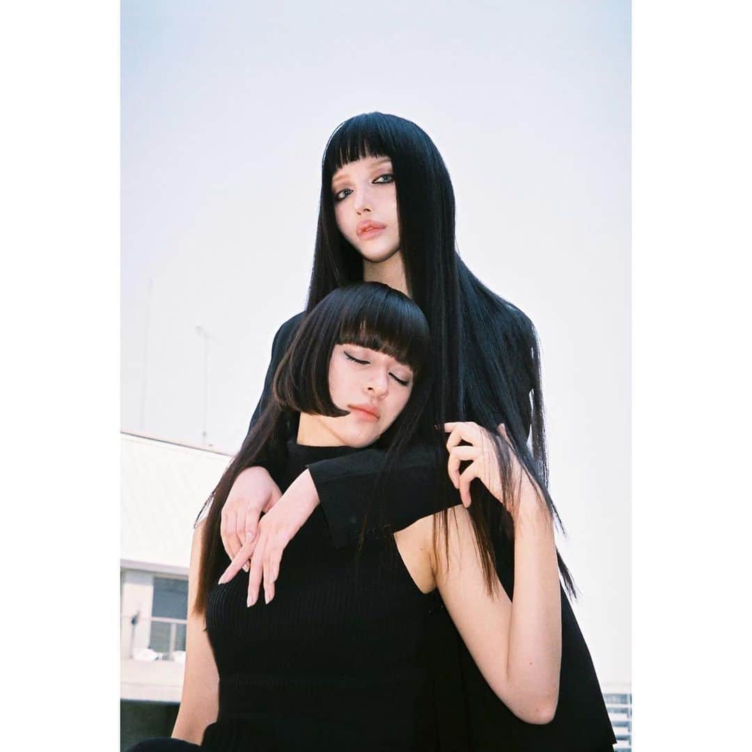 chiiiiiのインスタグラム：「Chiiiii×Reina 出会って長いのに 一緒に撮影したのは お初でした🍷🖤 . . . .  @qetic_official さん にて 掲載して頂いてます✴︎ . . . .  photo: @yoshikiikuta1994  hair direction: #bloc_yamamoto / @bloc_japon  model: @reinasmmt / @xchix328 . .  https://qetic.jp/?p=360384&preview=1&_ppp=79995f906d」