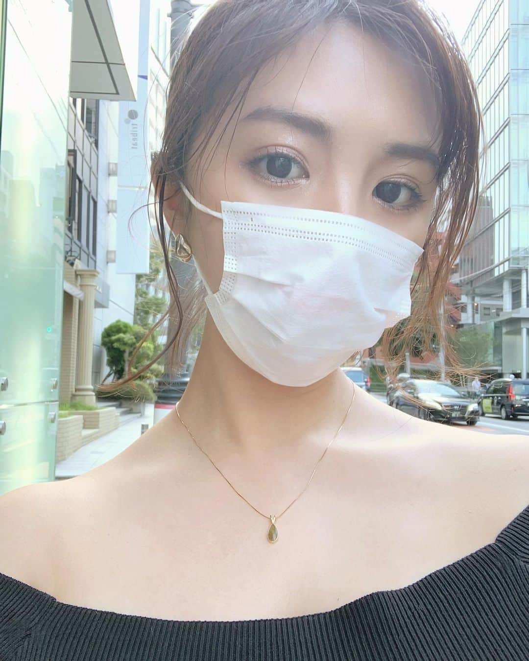 のインスタグラム：「デコルテすっきり｡*𓍱  @salon_carinella めぐねぇのエステに 美活してきましたっ✌︎ #ボランティアエステ にて施術してもらったよ𓂨  最前線でコロナウィルスと 闘って下さっている 医療従事者への支援として、 ラジオ波とかキャビテーション 対象のメニューの全てが500円で 募金に参加できるんです。 ・ ・ 自分が綺麗になるためじゃなく 誰かの為に繋がっていくのは素敵な プロジェクト☺︎！🌈」