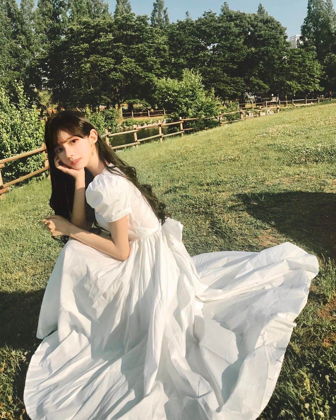 ナ・ヒョンソンのインスタグラム：「오랜만에 마켓 촬영 🌈💓🍀」