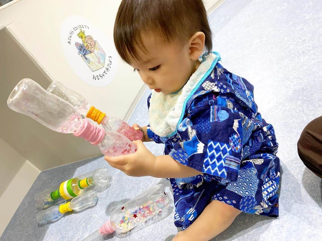 Momoeのインスタグラム：「. . 支援センターにあったこのおもちゃ みよが凄く気に入ってたから 家に帰って作ってあげようと思って ペットボトルで作ったら デカすぎてしゅったんに笑われた。笑 . .  #happy #家事 #育児 #family #家族 #boy #smile #男の子 #息子 #code #love #lucky #kids #子供 #thankyou #宝物 #ベビー #fashion #follow #心 #縁 #パパ #ママ #家族写真 #男の子ママ #赤ちゃん写真 #photo #子育て #1歳 #flower」