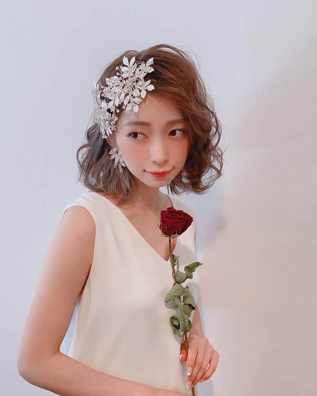 塩川裕美のインスタグラム：「. . @etoile_bridal さんのブライダルアクセのモデル させてもらいました🥰 ヘアメイクは @i_free0hairmake さん🌿 . お二人とも優しくて撮影楽しかったからこの表情ww . . . .  #ブライダル #ブライダルアクセサリー #ブライダルヘア #福岡花嫁 #福岡モデル #低身長女子 #サロンモデル #ブライダルブーケ #bridalaccessories #bridal #横顔 #花嫁準備 #プレ花嫁 #福岡モデル #福岡サロモ」