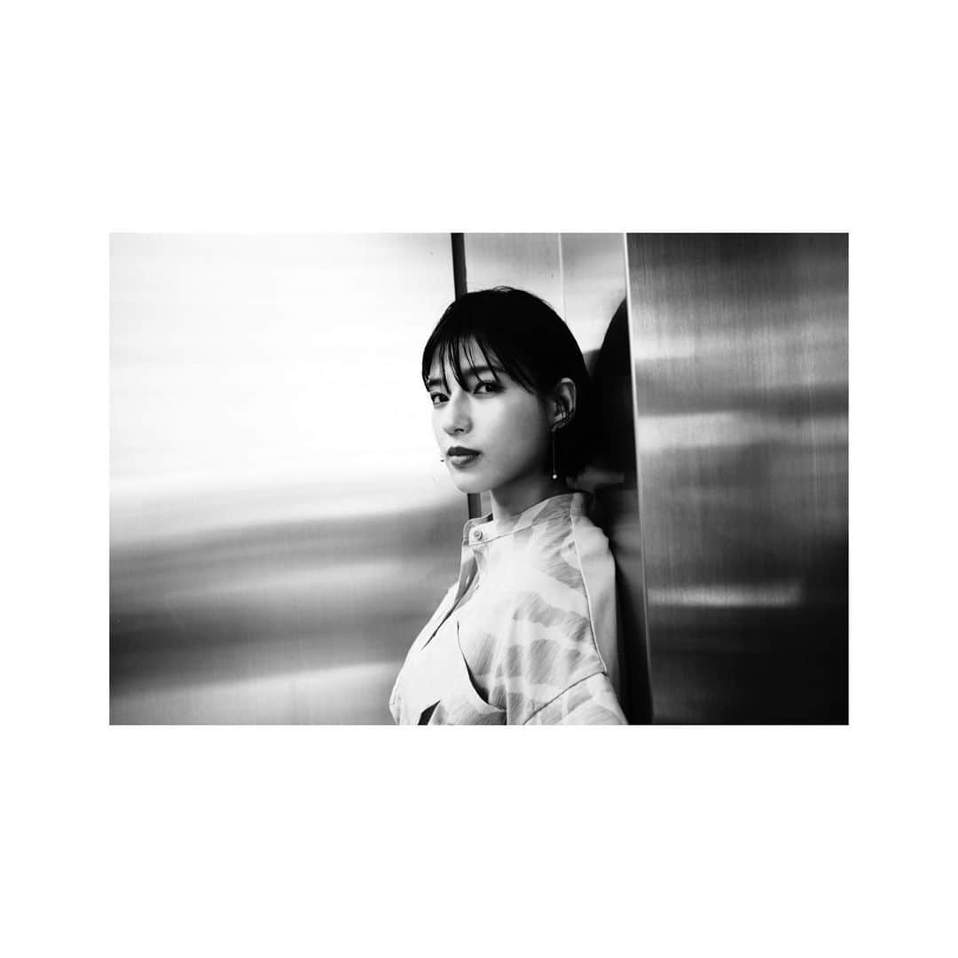 石井杏奈さんのインスタグラム写真 - (石井杏奈Instagram)「GOOD ROCKS 発売日 是非😊  笑い出す３秒前😂」6月26日 17時49分 - anna_ishii_official