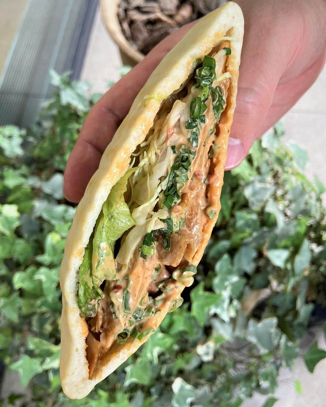 Courtyard by Marriott Tokyoのインスタグラム：「先週に引き続き好評のテイクアウトランチ！ チョップドサラダ + 新鮮野菜のスムージーが入った豪華ヘルシーランチセット！1,000円 税込  A　ポークとマッシュポテトのワッフルサンド　－＞（新しい食べ物をチャレンジしたい方へおすすめ） B　３種チーズと生ハムのトルティーヤ　－＞（チーズラバー垂涎！） C　スチームチキンのスパイシーソースピタサンド　－＞（ダイエットでプロテインが欲しい方にどうぞ！） New Take out menu (All meals includes a fresh vegetable smoothie and chopped salad) :　1,000 Yen (Tax Included)  A Pork & Mash Potato Waffle sandwich (great for those who enjoy trying new foods) B Three Cheese Raw Ham Tortilla (for all of those cheese lovers out there!) C Spicy Steamed Chicken Pita Sandwich (Protein & low fat!) #自粛生活 #自粛 #自粛中の過ごし方 #自粛生活を楽しく過ごす #healthy #ヘルシーメニュー #丸の内ol #ヘルシー #減量 #野菜たっぷり #野菜 #野菜料理 #野菜スムージー #スムージー #東京駅 #京橋グルメ #京橋 #テイクアウト #テイクアウトランチ #東京 #丸の内 #ol」