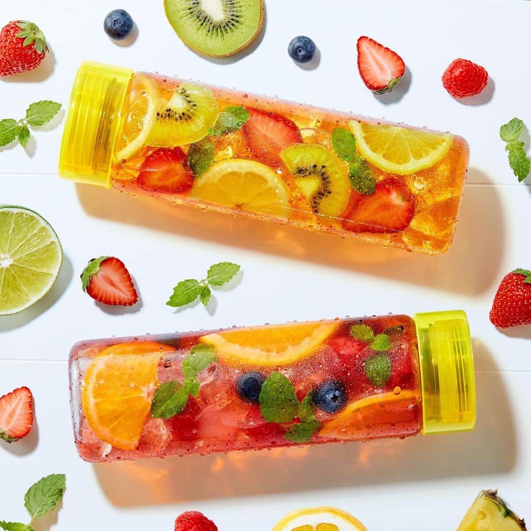 リプトンのインスタグラム：「今日は、2020年のFruits in Teaスペシャルメニュー2つをご紹介💛 . 🍓Refresh, Strawberry!…ジューシーなストロベリーと爽やかミントで、ゴクゴクすっきりリフレッシュ！ 🍑Beauty, Raspberry!…甘酸っぱいラズベリーに香るピーチ。フルーティーなみずみずしさに気持ちもアップ！ . また、今年も毎年大人気のカスタムメニューが登場♪ スペシャルメニューはもちろん、自分だけの1杯を作るのもおすすめ！ ぜひ自分のお気に入りを探してね☺ #リプトン #Lipton #FruitsinTea #フルーツインティー #RefreshStrawberry #BeautyRaspberry #ColdBrew #コールドブリュー #リプトンコールドブリュー #水出しアイスティー #水出し紅茶 #癒し #リラックス #Happy #期間限定 #LiptonTEASTANDFruitsinTea #ComingSoon #リプトンでつながる」